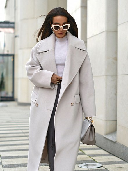 Молочное пальто в стиле OVERSIZE