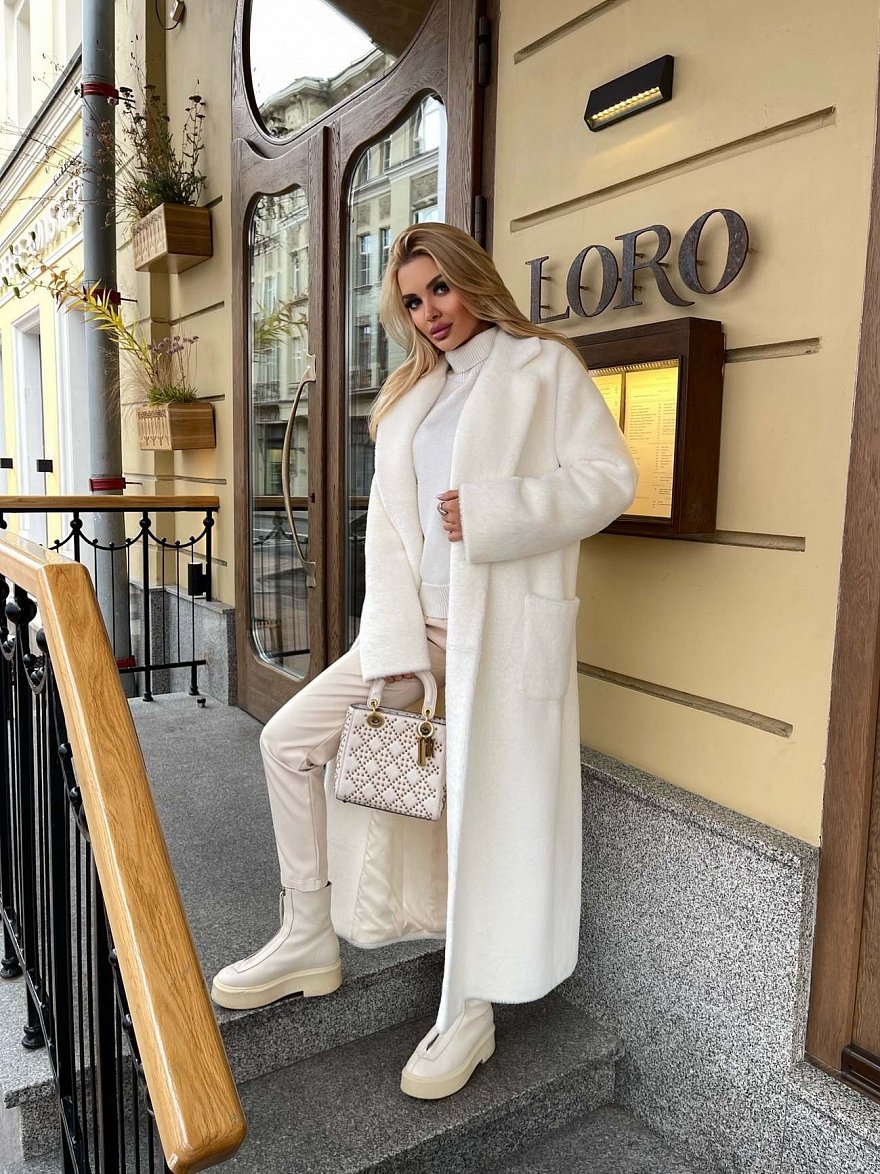 Бежевое пальто с мохеровым утеплителем