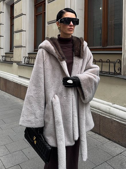 Шуба короткая свободного кроя с поясом