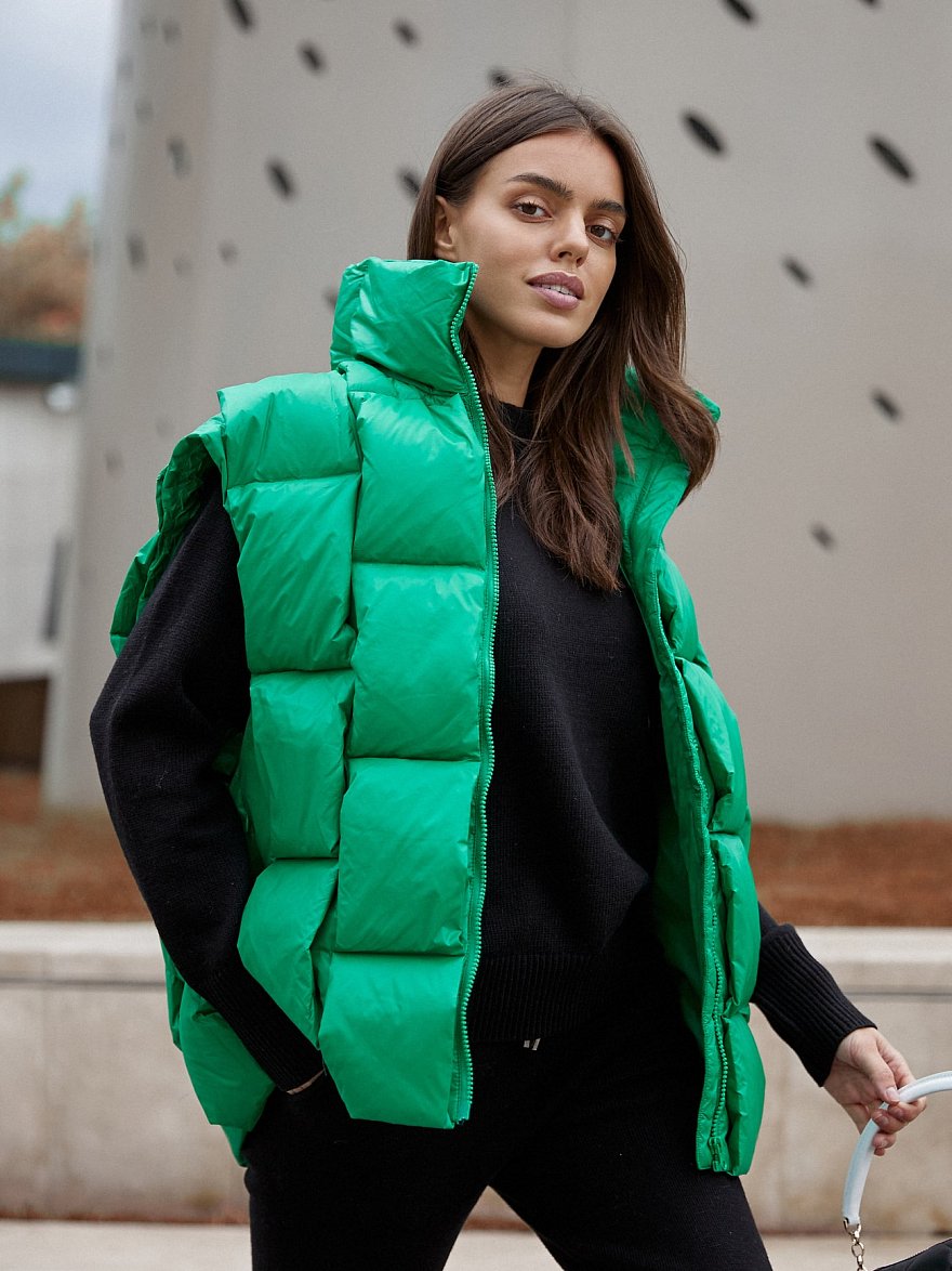 Зеленый жилет на пуху в стиле Bottega